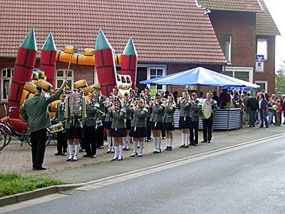 Groer Auflauf bei der Erffnung der Zweigstelle.