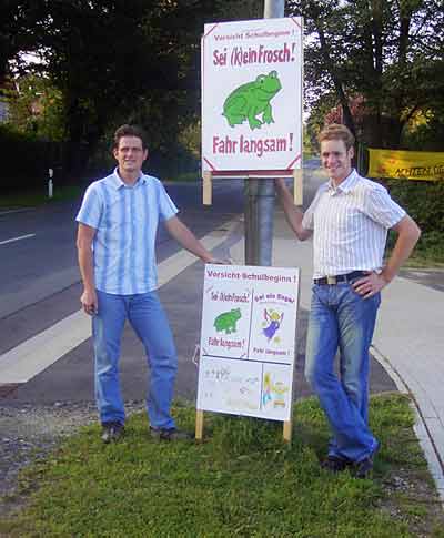 v.l.n.r.: Dr. Jens Bse und Steffen Struckmann stellen die Plakate vor.
